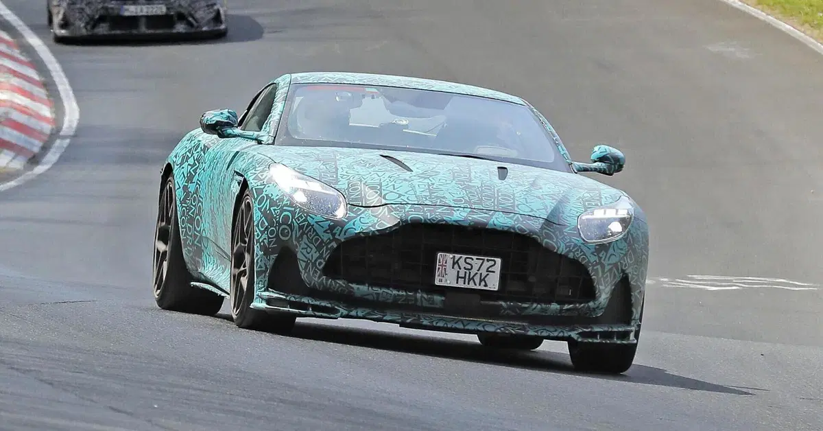 Aston Martin DB12 AMR: la Gran Turismo si prepara a ricevere un V12 da 750 Cv [Foto Spia]