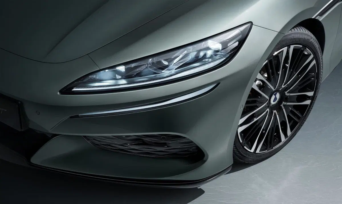 BYD Denza Z9 GT: oltre il parcheggio "impossibile" c'è di più (e lo zampino di Mercedes) (7)