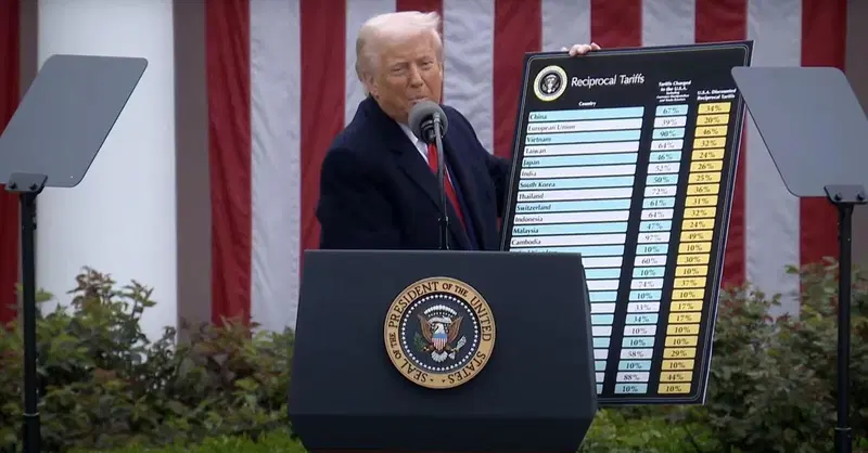 Trump congela i dazi reciproci per 90 giorni, ma quelli sulle auto restano attivi