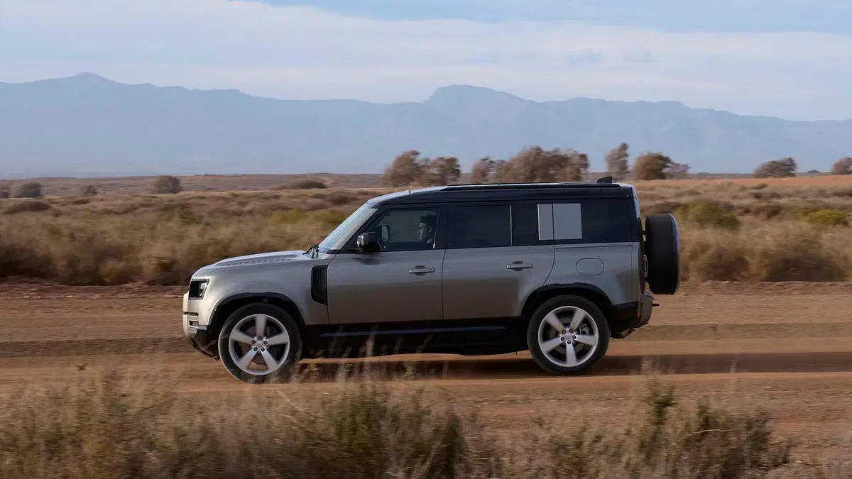 Land Rover Defender 90 2.0 SD4 AWD Auto S (6)