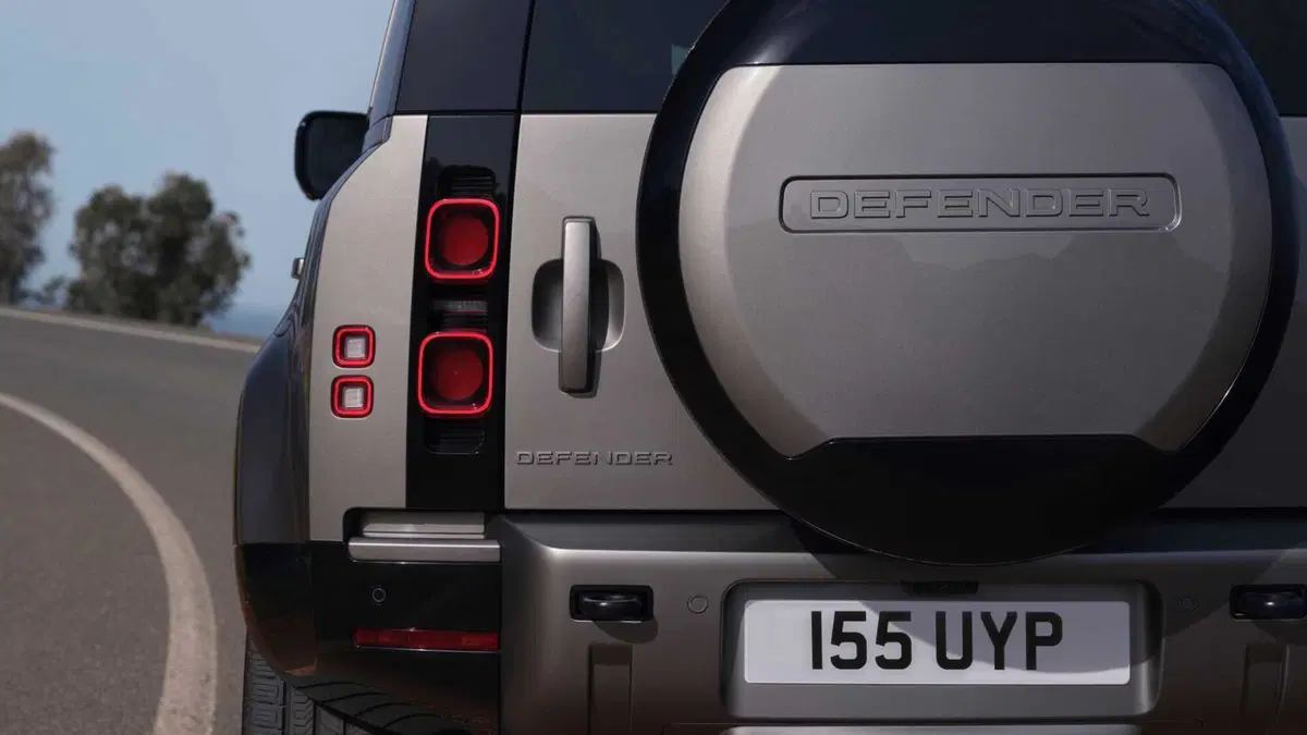 Land Rover Defender 90 2.0 SD4 AWD Auto S (16)