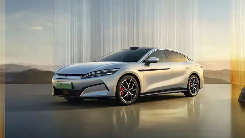 BYD lancia le elettriche che ricaricano 400 km in 5 minuti: costano 30.000 dollari e si chiamano Han L e Tang L