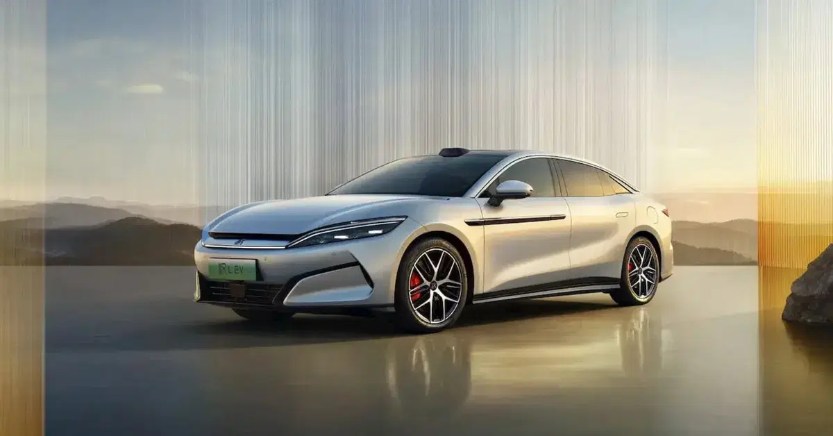 BYD lancia le elettriche che ricaricano 400 km in 5 minuti: costano 30.000 dollari e si chiamano Han L e Tang L