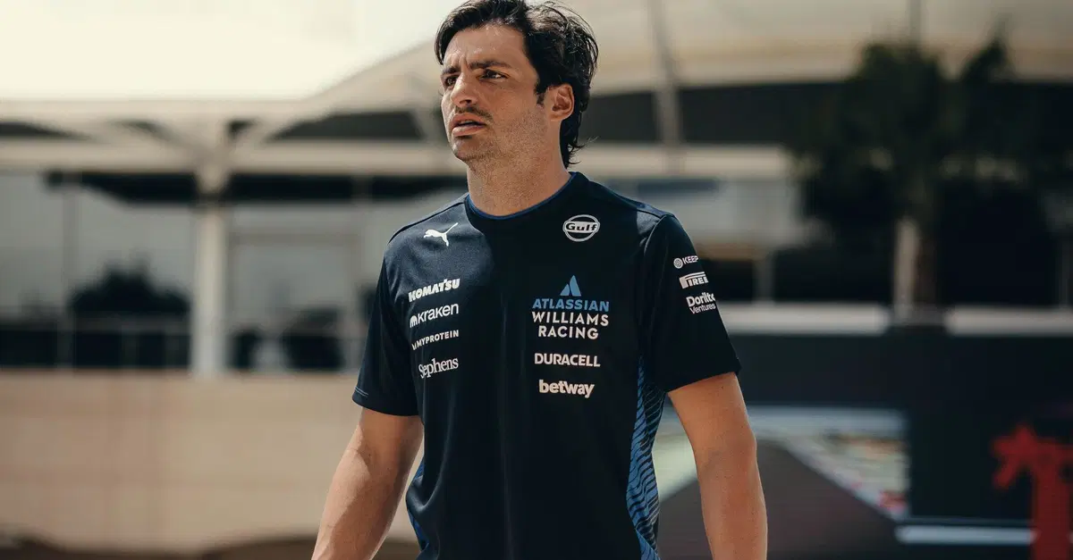 F1. GP Bahrain, Sainz contro la FIA per la multa: "5 secondi non valgono 10.000 euro". Sulle differenze tra motore Ferrari e Mercedes...