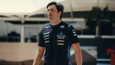 F1. GP Bahrain, Sainz contro la FIA per la multa: "5 secondi non valgono 10.000 euro". Sulle differenze tra motore Ferrari e Mercedes...