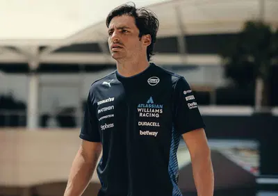 F1. GP Bahrain, Sainz contro la FIA per la multa: 5 secondi non valgono 10.000 euro. Sulle differenze tra motore Ferrari e Mercedes...
