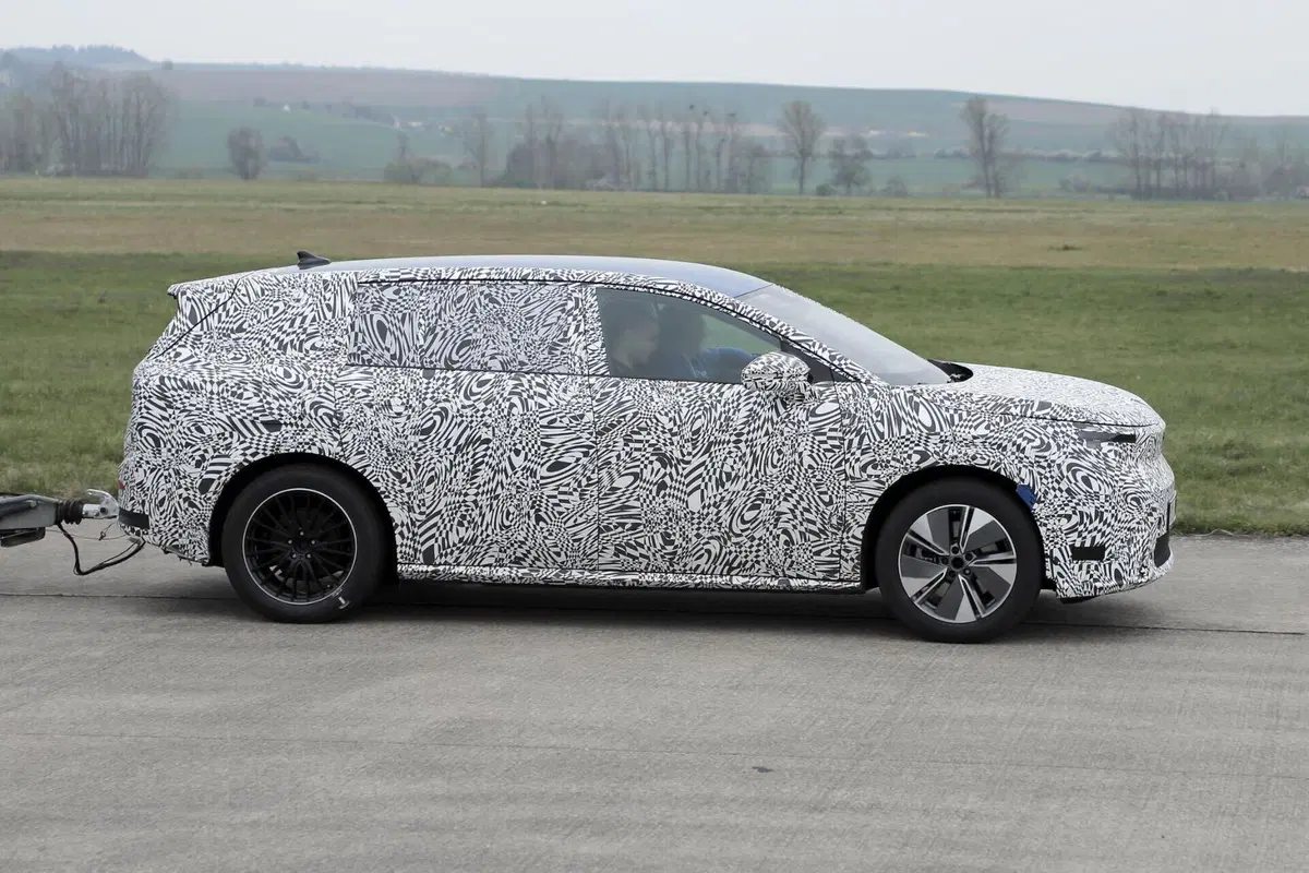 Skoda, in arrivo un nuovo SUV elettrico a 7 posti: oltre 600 km di autonomia (5)