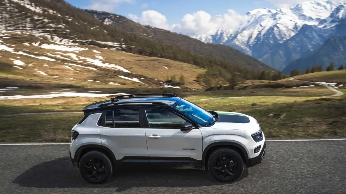 Jeep Avenger 1.2 turbo e-hybrid mhev The North Face 4xe 145cv edct6 (5)