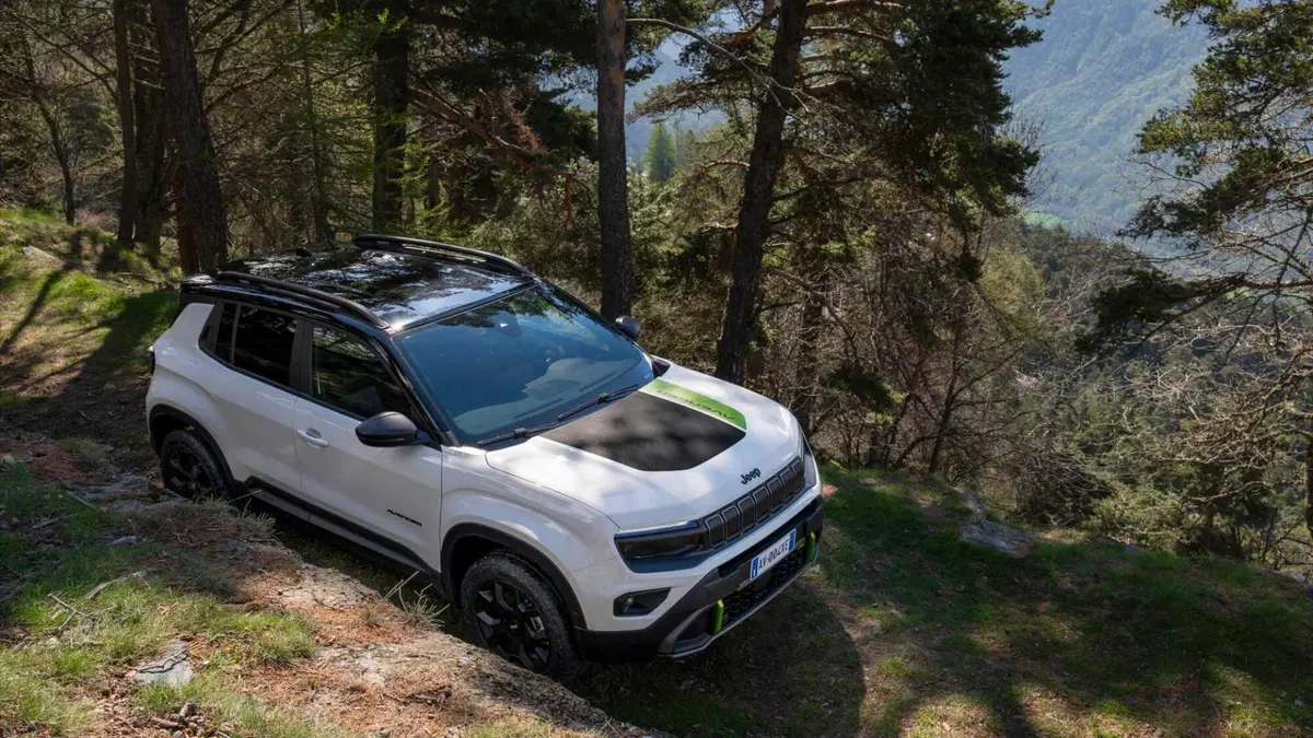 Jeep Avenger 1.2 turbo e-hybrid mhev The North Face 4xe 145cv edct6 (4)