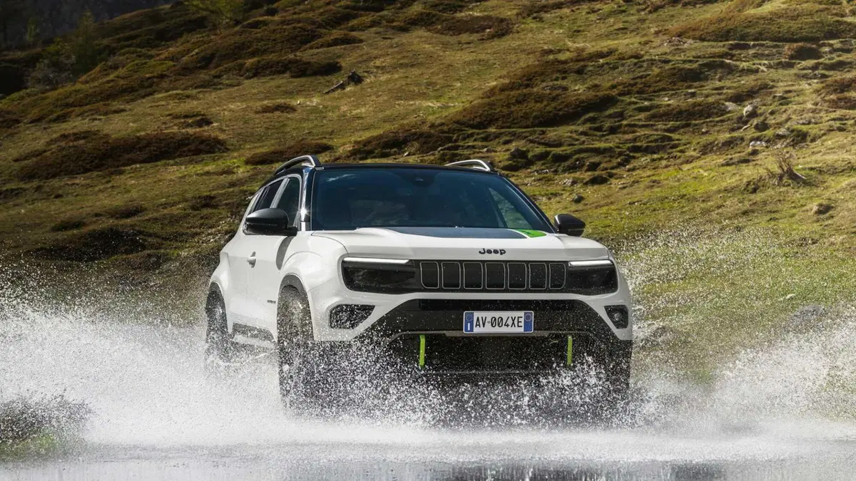 Jeep Avenger 1.2 turbo e-hybrid mhev Upland 4xe 145cv edct6 (2)