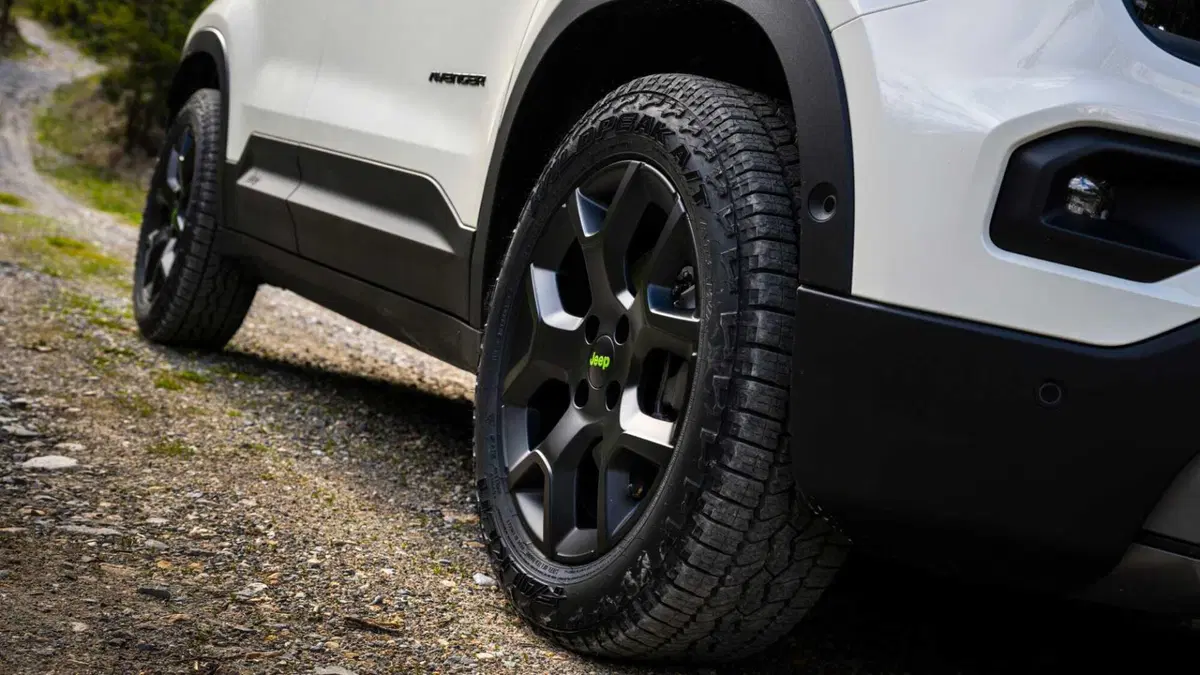 Jeep Avenger 1.2 turbo e-hybrid mhev Overland 4xe 145cv edct6 (14)