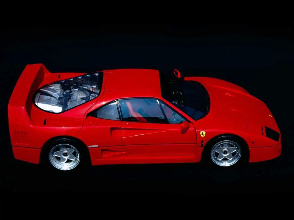 Ferrari F40: un'icona di ingegneria e prestazioni (9)
