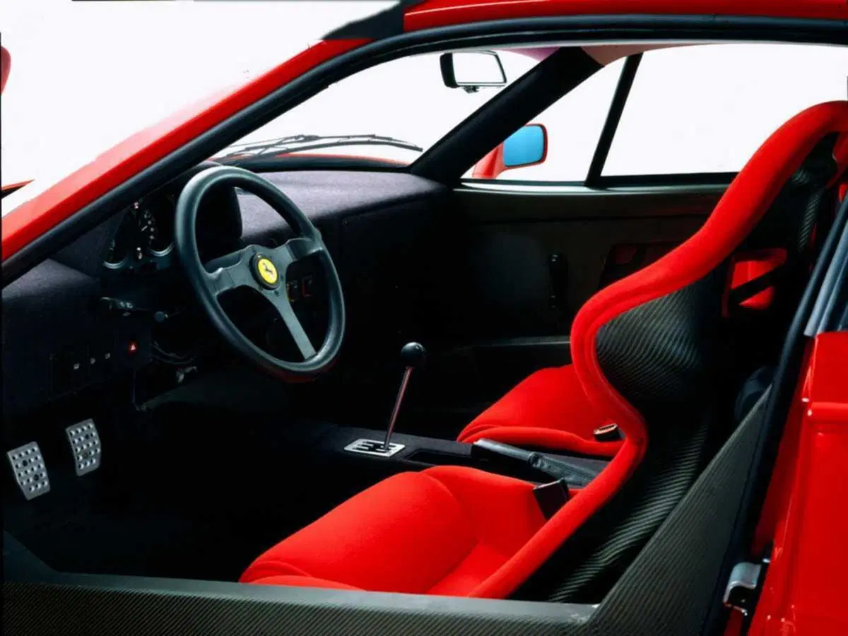 Ferrari F40: un'icona di ingegneria e prestazioni (12)