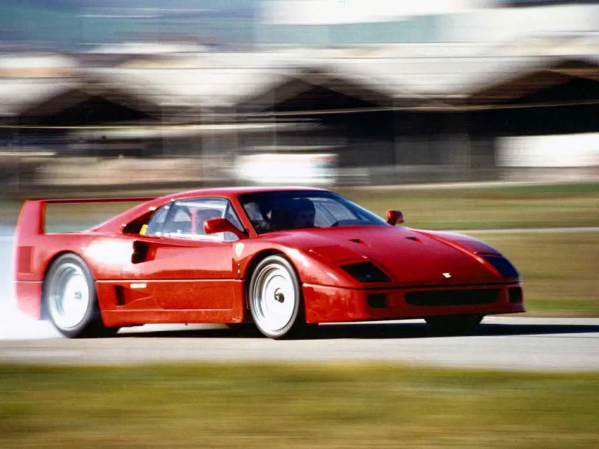 Ferrari F40: un'icona di ingegneria e prestazioni (8)