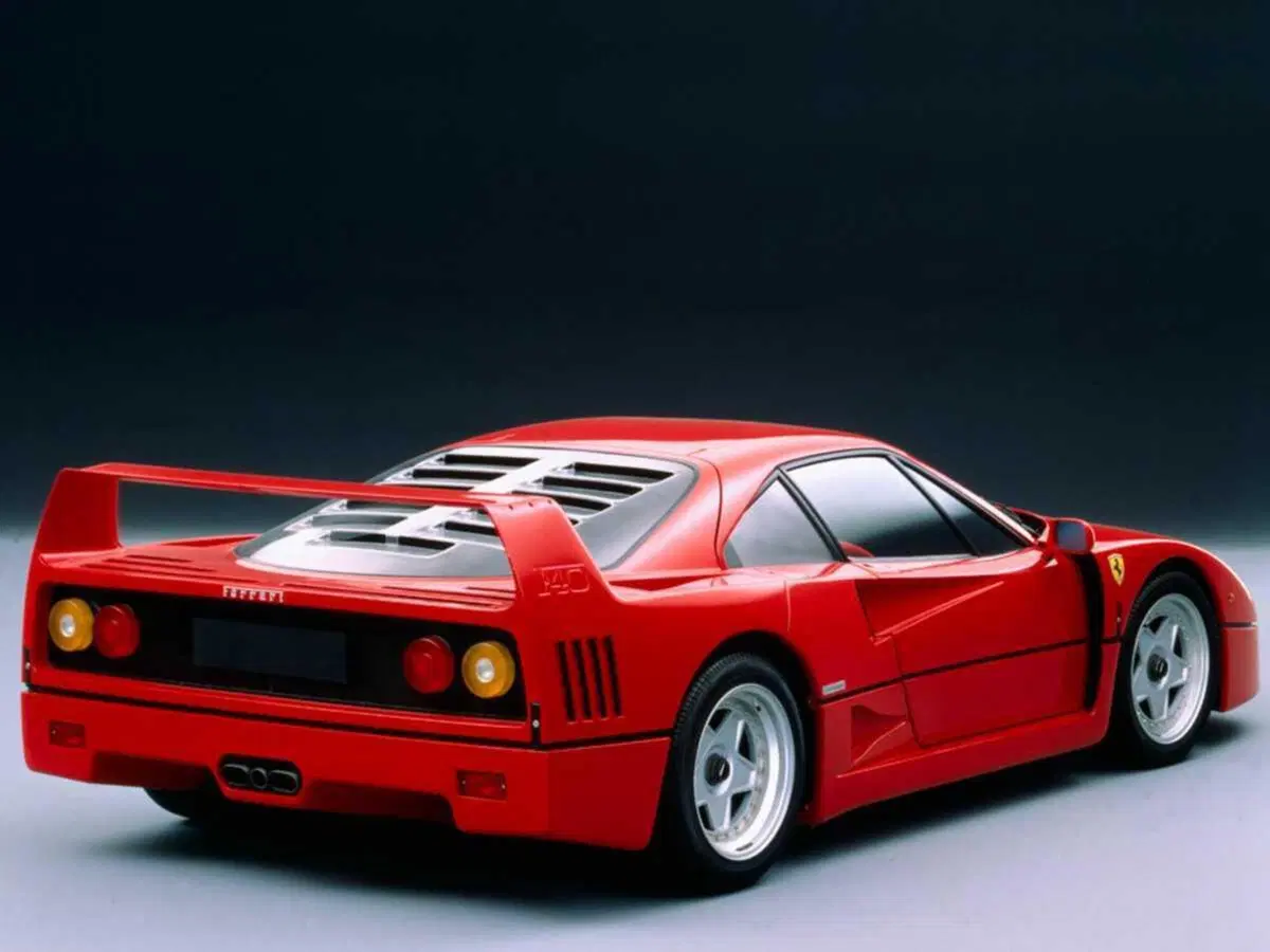 Ferrari F40: un'icona di ingegneria e prestazioni (5)