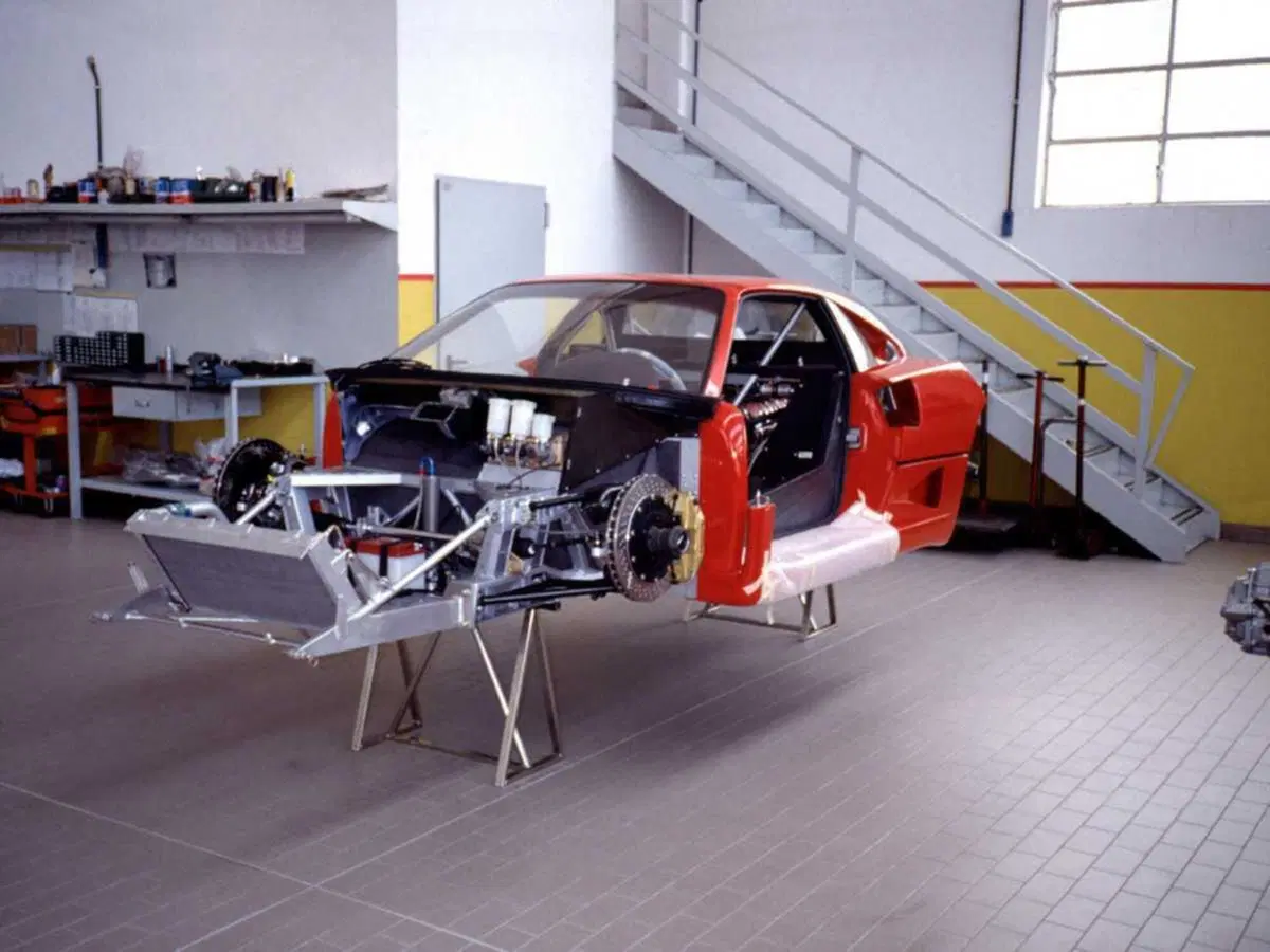 Ferrari F40: un'icona di ingegneria e prestazioni (16)