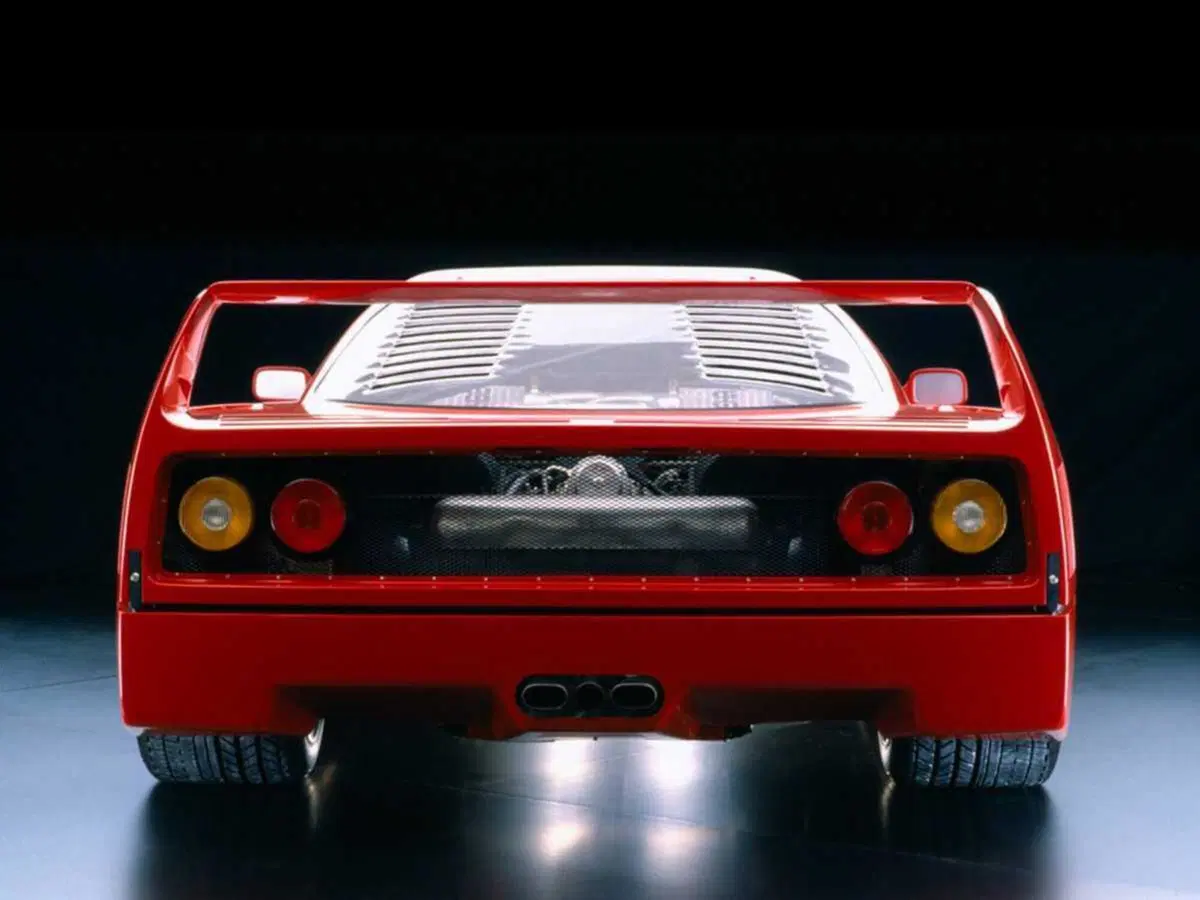 Ferrari F40: un'icona di ingegneria e prestazioni (13)