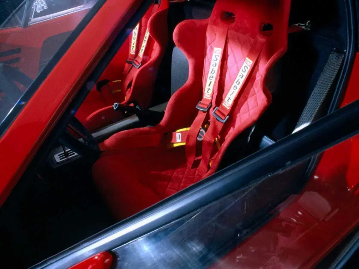 Ferrari F40: un'icona di ingegneria e prestazioni (15)