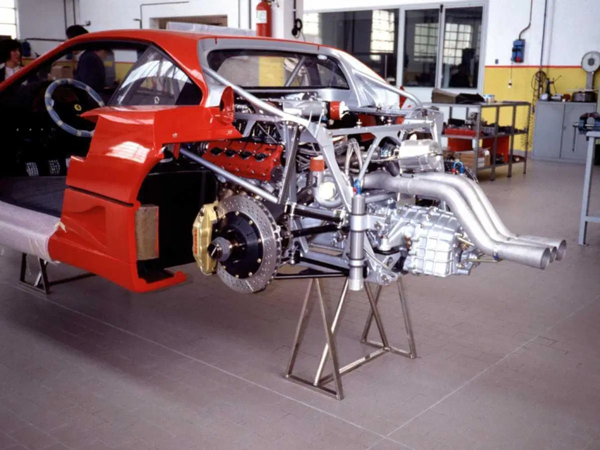 Ferrari F40: un'icona di ingegneria e prestazioni (17)