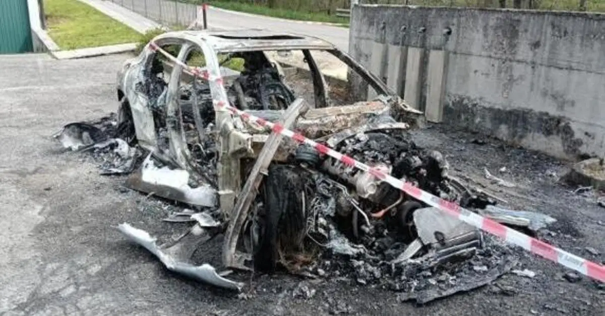 Gli sequestrano la Porsche, e lui la brucia per vendetta: "ero nervoso"