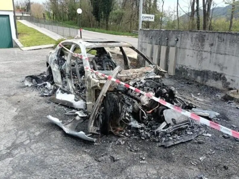 Gli sequestrano la Porsche, e lui la brucia per vendetta: "ero nervoso"