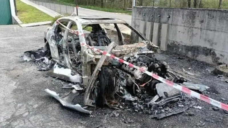 Gli sequestrano la Porsche, e lui la brucia per vendetta: "ero nervoso"