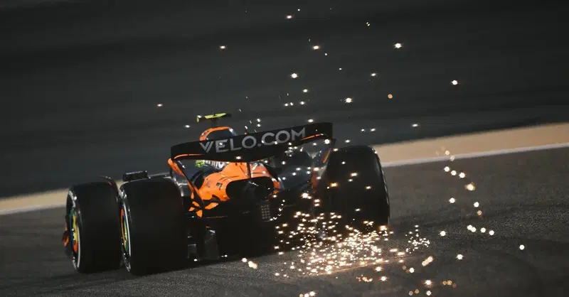 F1. GP Bahrain, McLaren show nelle FP2 di Sakhir: Piastri e Norris dominano su Russell e Leclerc. Problemi per Hamilton