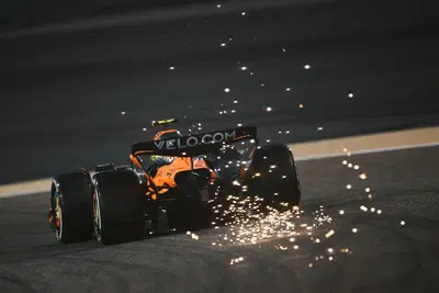 F1. GP Bahrain, McLaren show nelle FP2 di Sakhir: Piastri e Norris dominano su Russell e Leclerc. Problemi per Hamilton