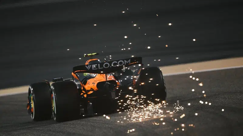 F1. GP Bahrain, McLaren show nelle FP2 di Sakhir: Piastri e Norris dominano su Russell e Leclerc. Problemi per Hamilton