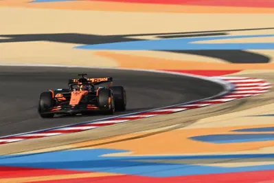F1. GP Bahrain, McLaren domina anche le FP3 con Piastri e Norris. Terzo Leclerc e 10&deg; Hamilton