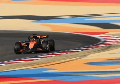 F1. GP Bahrain, McLaren domina anche le FP3 con Piastri e Norris. Terzo Leclerc e 10° Hamilton