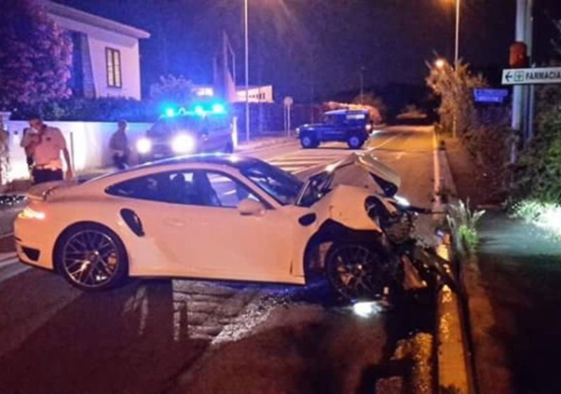 Ruba la Porsche a Forte dei Marmi, si schianta durante inseguimento