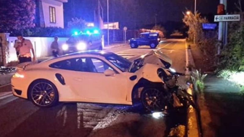 Ruba la Porsche a Forte dei Marmi, si schianta durante inseguimento