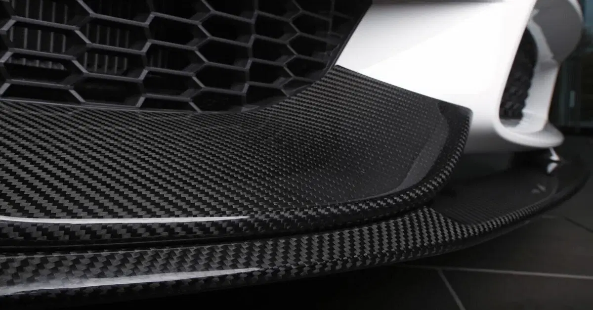 Auto in fibra di carbonio: l'Unione Europea vuole metterle fuorilegge nel 2029