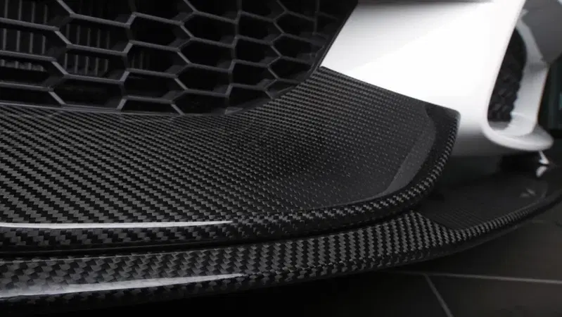 Auto in fibra di carbonio: l'Unione Europea vuole metterle fuorilegge nel 2029