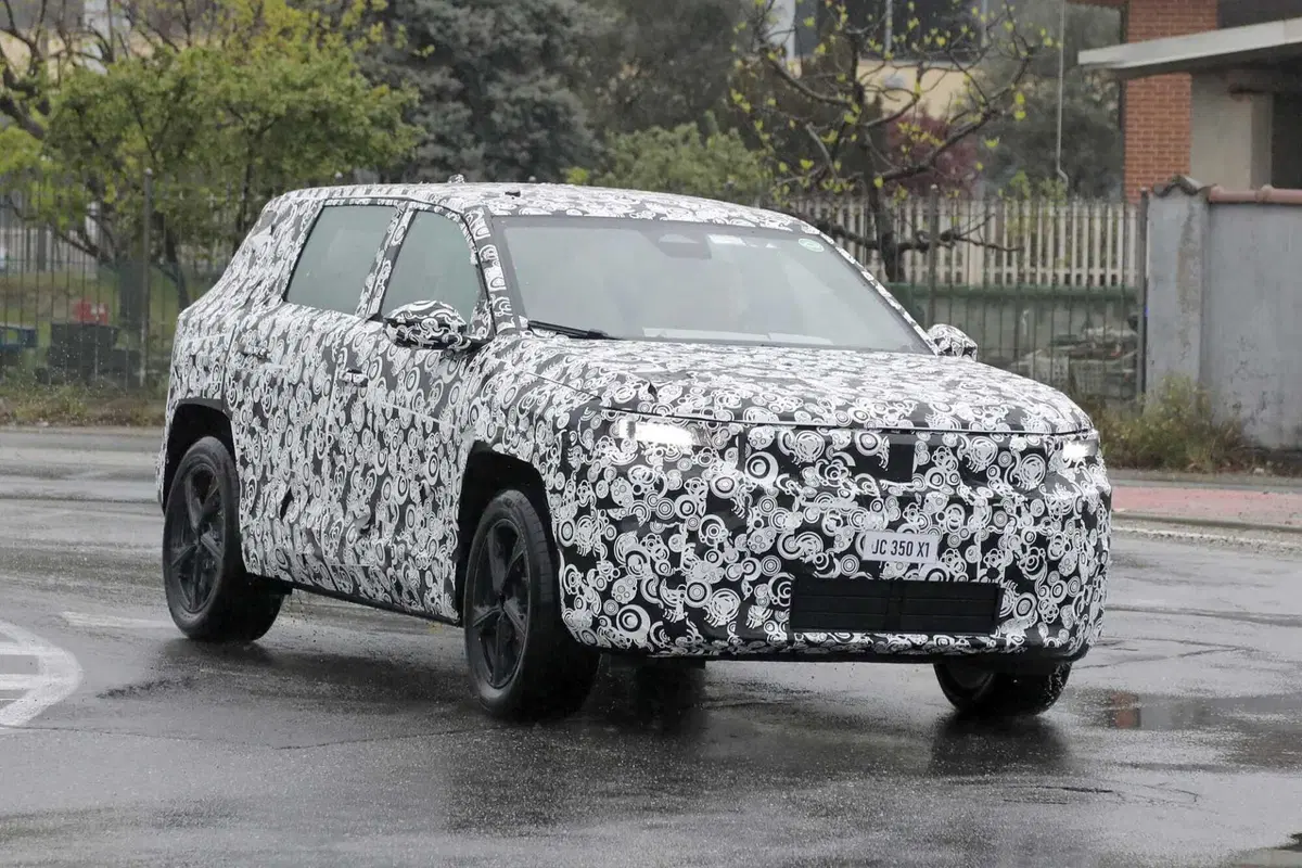 Nuova Jeep Compass 2026: tutta elettrica in Europa, ancora termica altrove [Foto Spia]