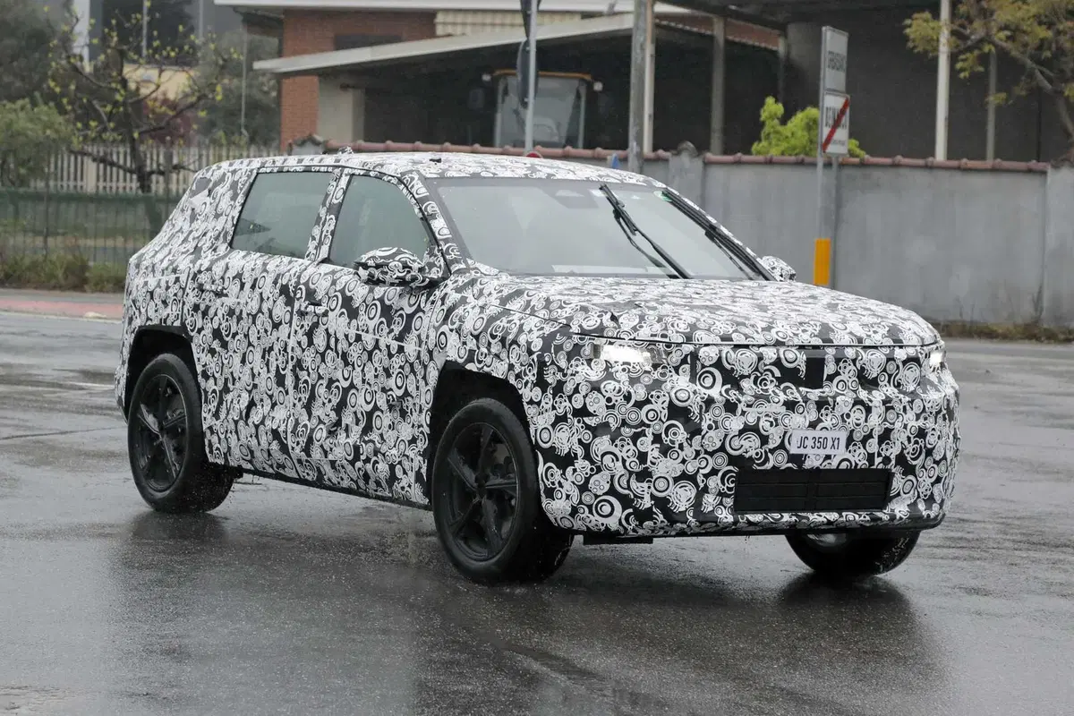 Nuova Jeep Compass 2026: tutta elettrica in Europa, ancora termica altrove [Foto Spia] (2)