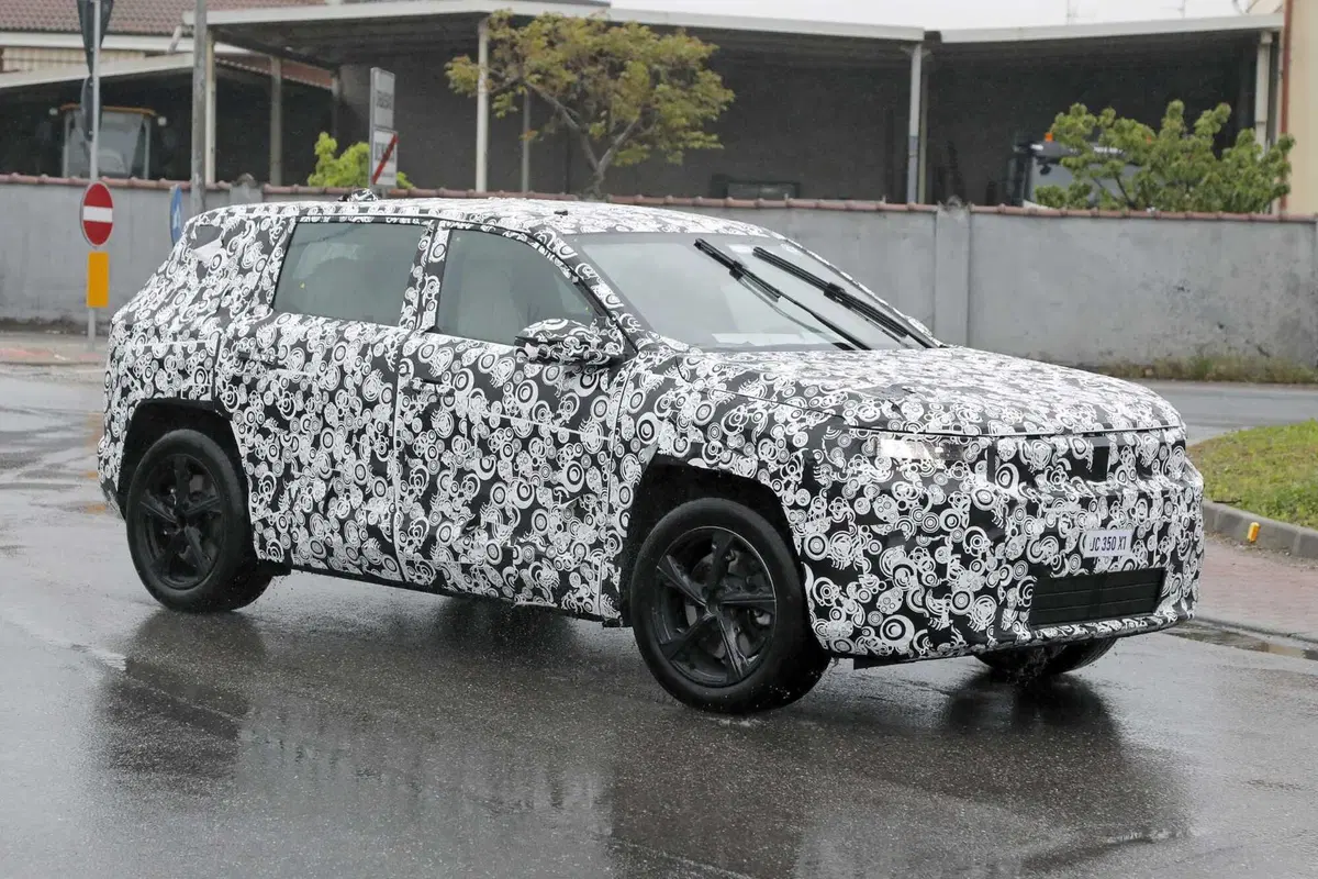 Nuova Jeep Compass 2026: tutta elettrica in Europa, ancora termica altrove [Foto Spia] (3)
