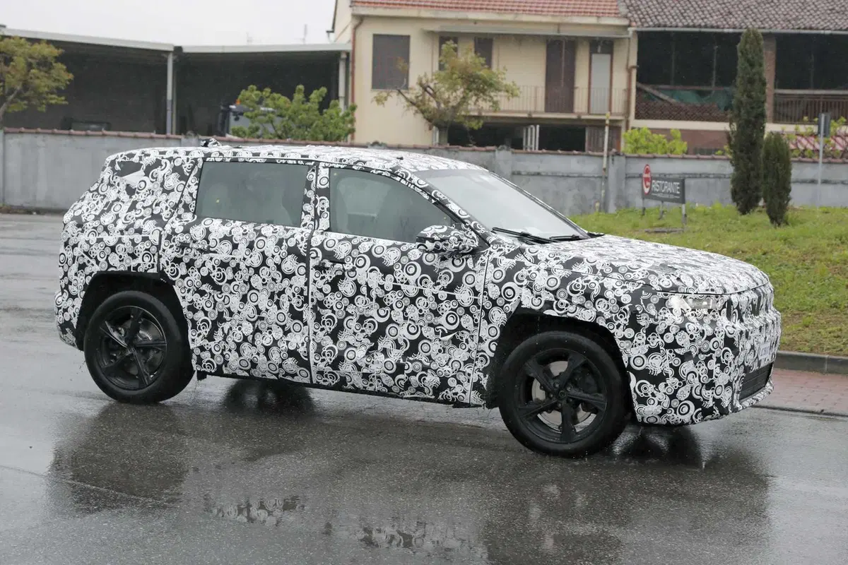 Nuova Jeep Compass 2026: tutta elettrica in Europa, ancora termica altrove [Foto Spia] (4)