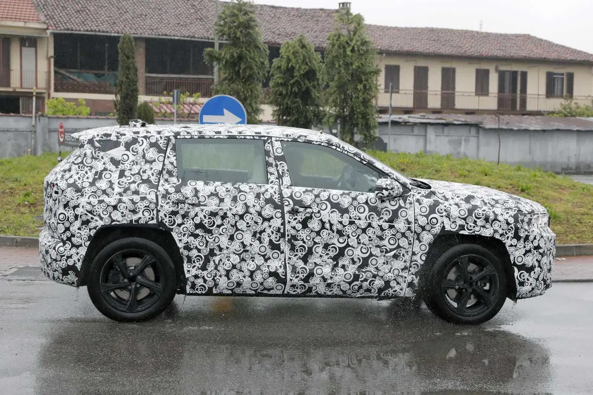 Nuova Jeep Compass 2026: tutta elettrica in Europa, ancora termica altrove [Foto Spia] (5)