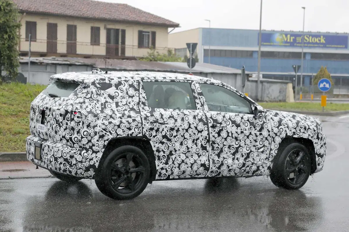 Nuova Jeep Compass 2026: tutta elettrica in Europa, ancora termica altrove [Foto Spia] (6)