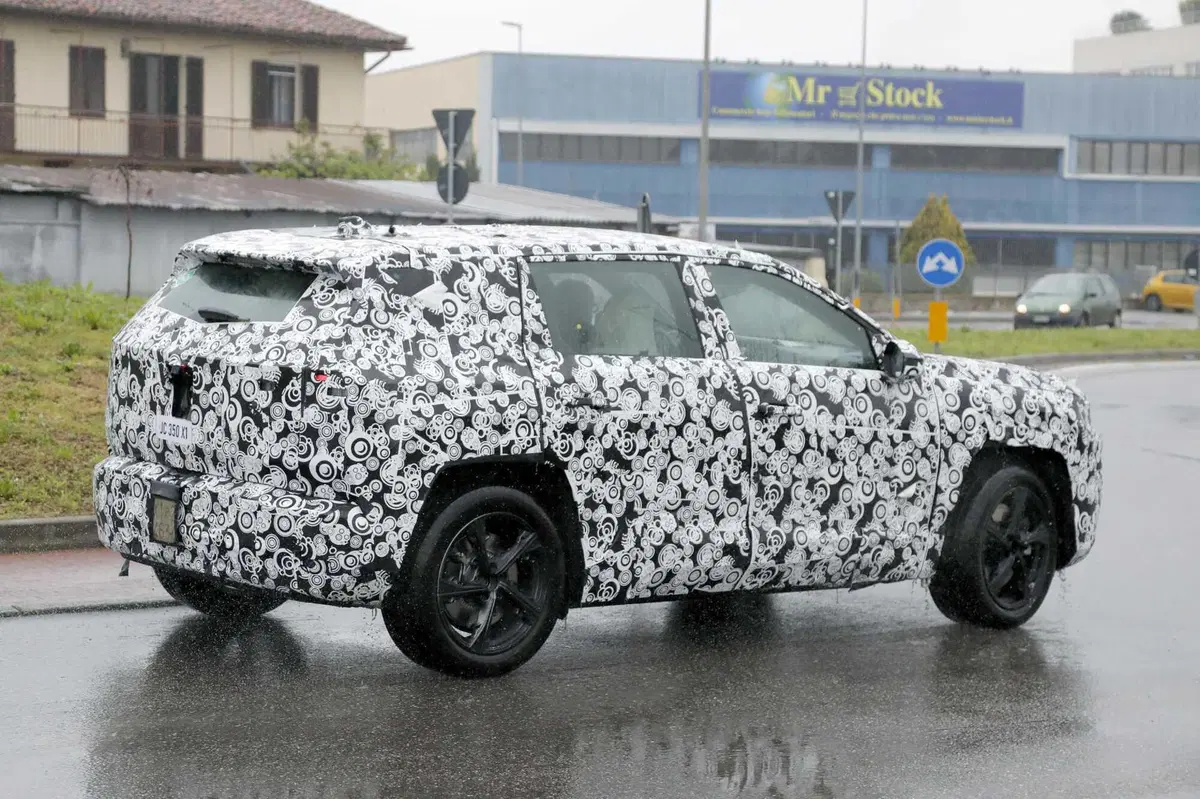 Nuova Jeep Compass 2026: tutta elettrica in Europa, ancora termica altrove [Foto Spia] (7)