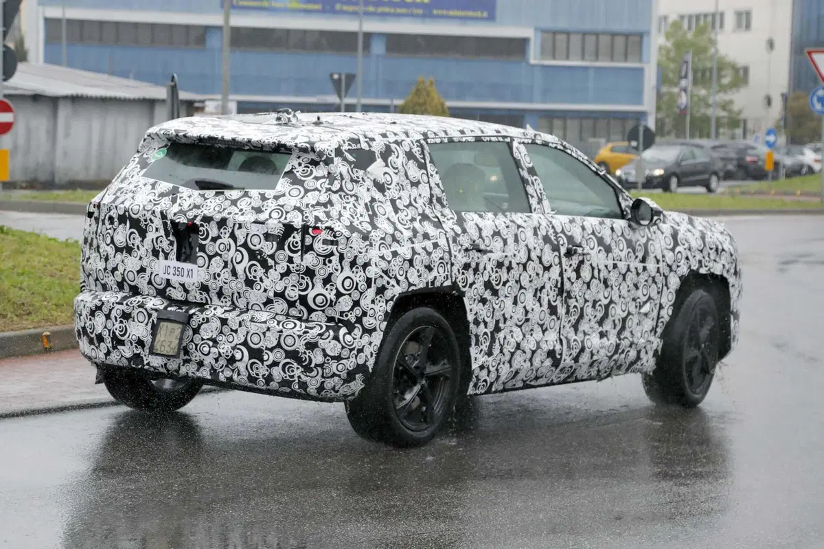 Nuova Jeep Compass 2026: tutta elettrica in Europa, ancora termica altrove [Foto Spia] (8)
