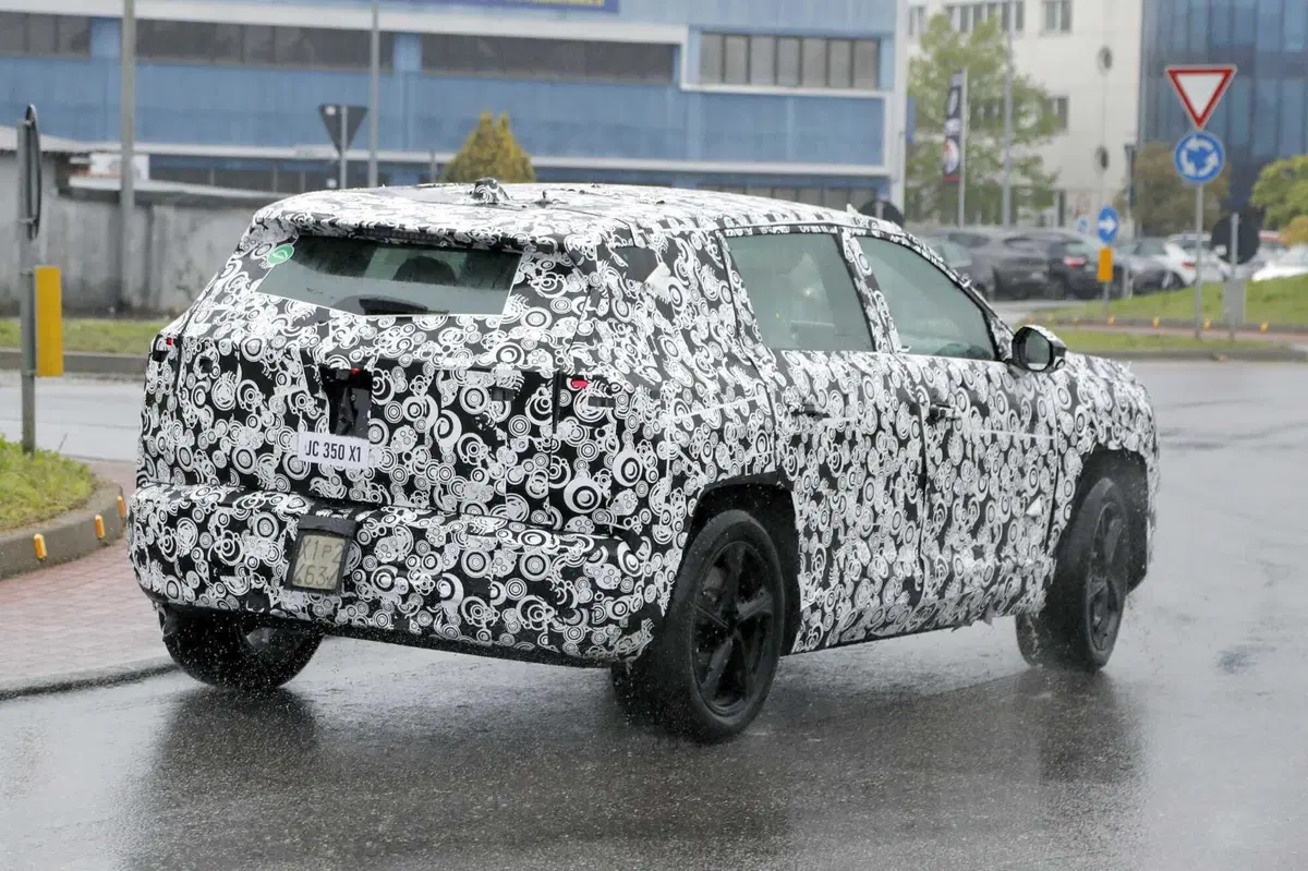 Nuova Jeep Compass 2026: tutta elettrica in Europa, ancora termica altrove [Foto Spia] (9)