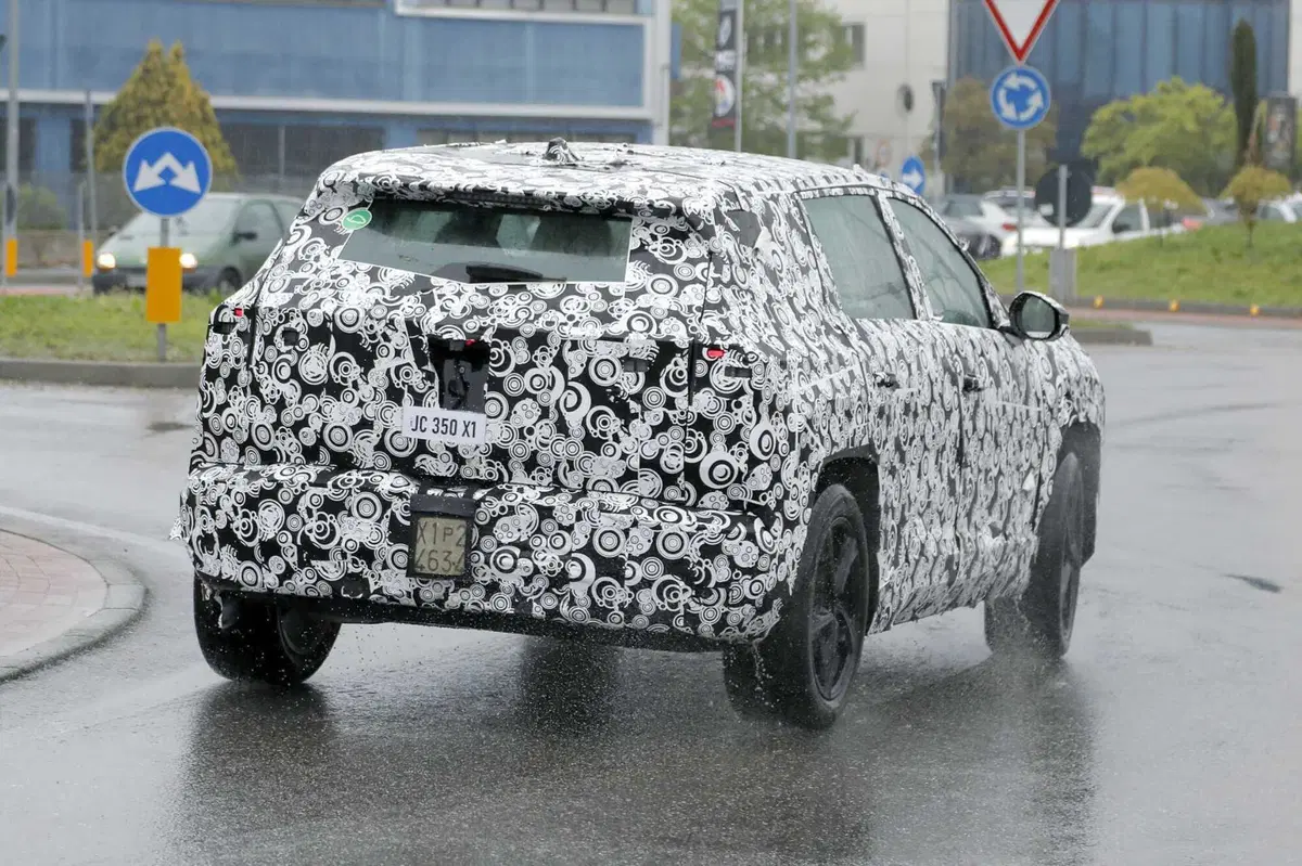Nuova Jeep Compass 2026: tutta elettrica in Europa, ancora termica altrove [Foto Spia] (10)