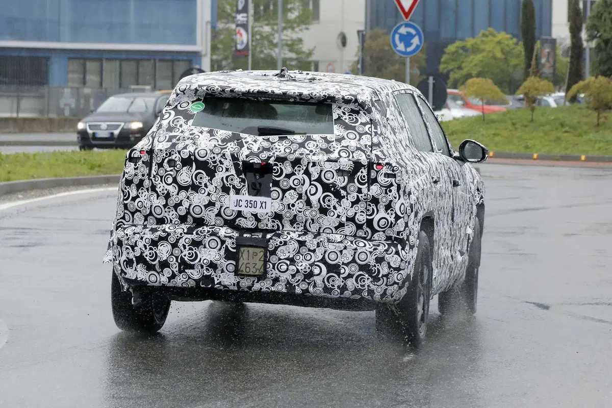 Nuova Jeep Compass 2026: tutta elettrica in Europa, ancora termica altrove [Foto Spia] (11)