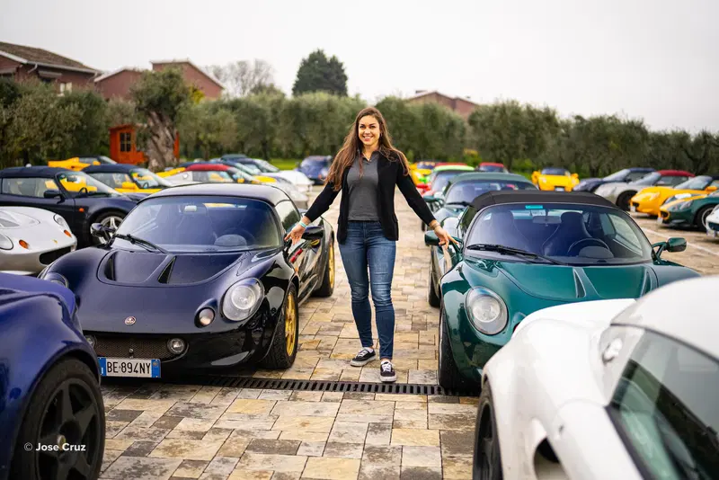 Elisa Artioli in mezzo alle Lotus Elise