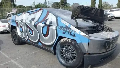 Irreparabile: questo Tesla Cybertruck &egrave; passato per le mani dei dimostranti anti Musk