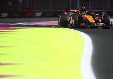 F1. GP Arabia Saudita, McLaren regola con Norris e Piastri le FP2 di Jeddah. Verstappen 3° davanti a Leclerc. Hamilton in difficoltà