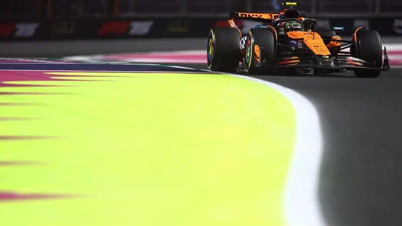 F1. Norris aggressivo, Hamilton in preda ai fantasmi del passato, Leclerc alla ricerca dei tasselli  tasselli del puzzle: ecco cosa abbiamo imparato dalle libere di Jeddah